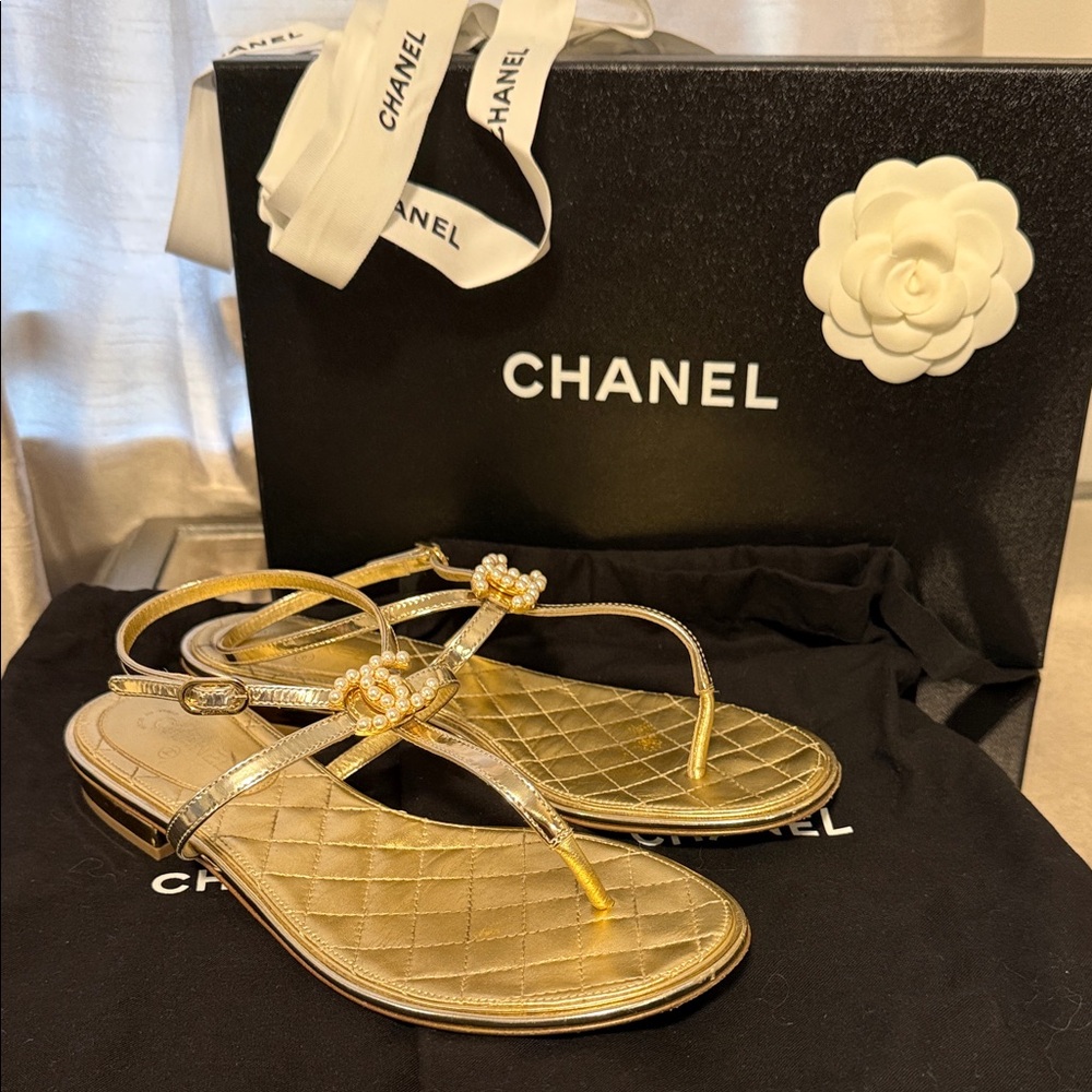 💛 Authentic CHANEL Gold Quilted CC Lambskin Leather Pearl Flat Sandals 💛